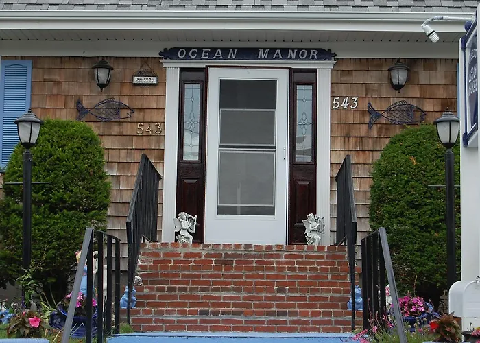 A Cape Cod Ocean Manor Inn